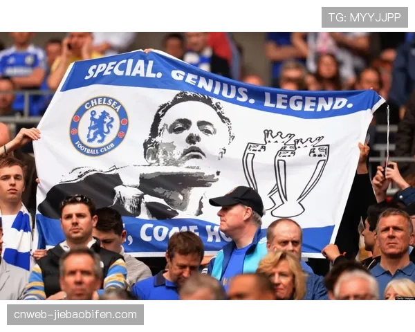 转播镜头捕捉：小球迷在斯坦福桥通过俱乐部提供的AR设备与虚拟吉祥物合影